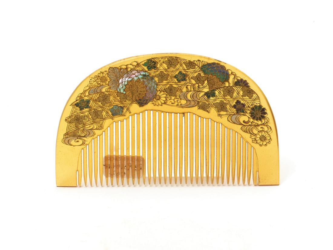 A LACQUERED AND INLAID HORN COMB, MEIJI: A LACQUERED AND INLAID HORN COMB, MEIJI Horn, lacquer, mother of pearl Japan, Meiji period The comb made from horn incised with geometrical patterns, which are filled with gold lacquer and inlaid with