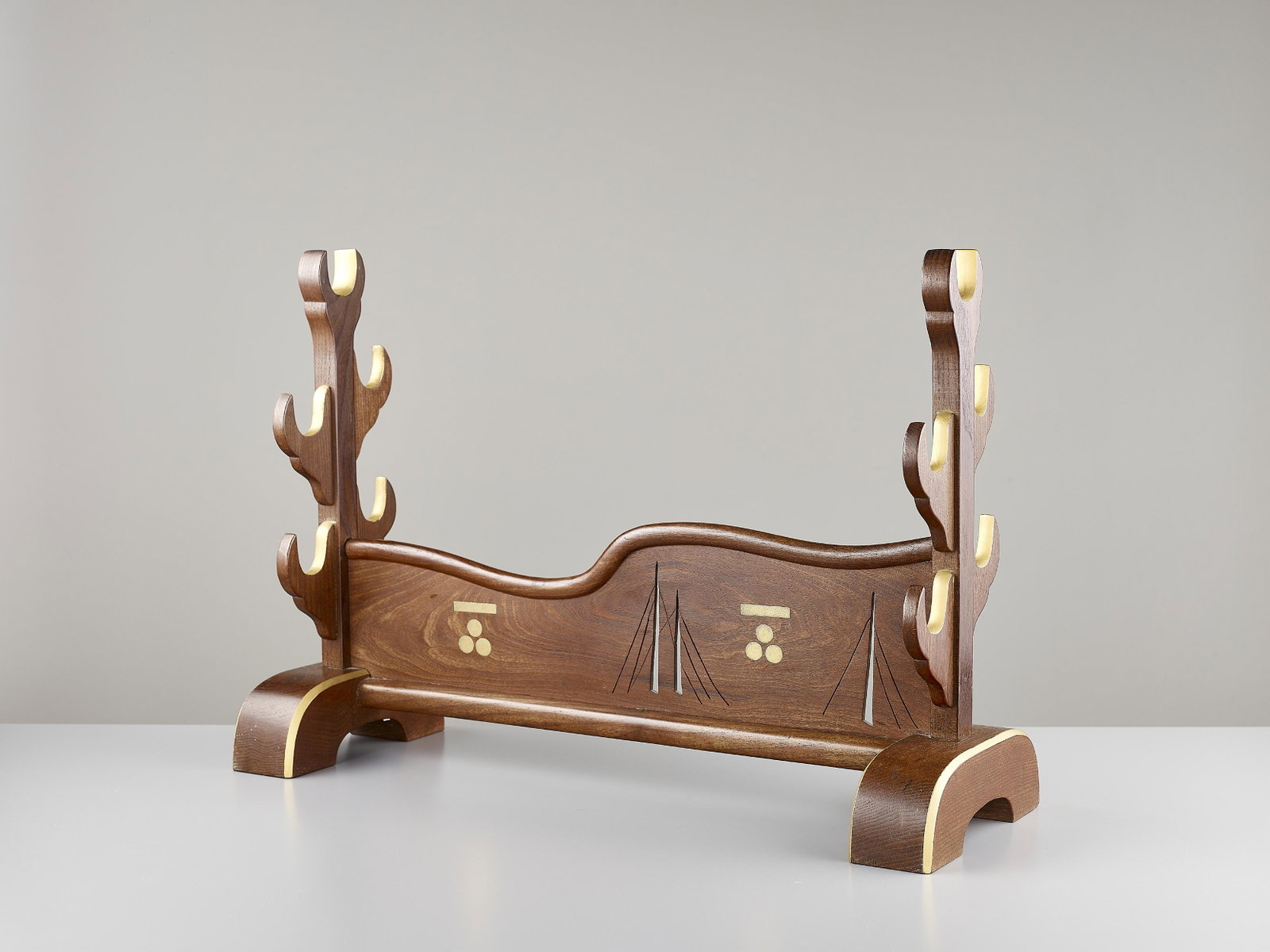LACQUERED WOOD KATANA KAKE WITH MORI CLAN CRESTS: A RARE LACQUERED WOOD KATANA KAKE WITH MORI CLAN CRESTS, EDO PERIOD Japan, late Edo period (1615-1868) The katana kake (sword stand) is made to fit five individual swords. Sections of the stand are li
