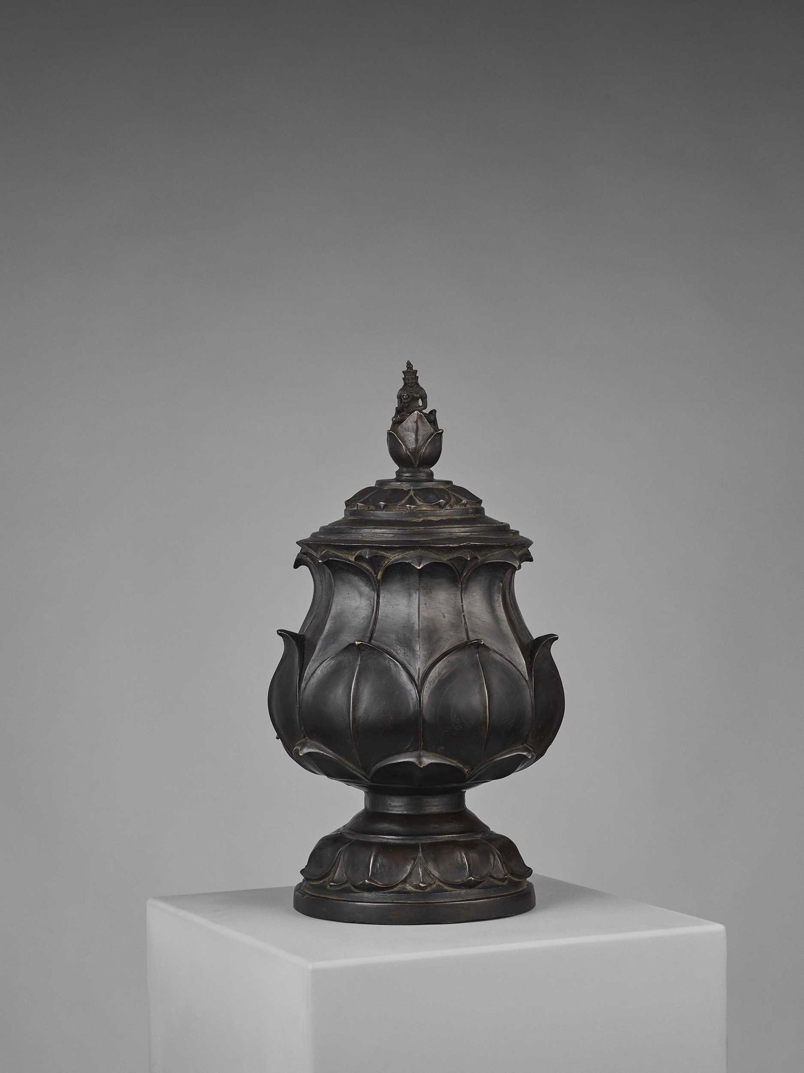 A HEAVY CHAM BRONZE 'LOTUS' VESSEL AND COVER (1 of 7)