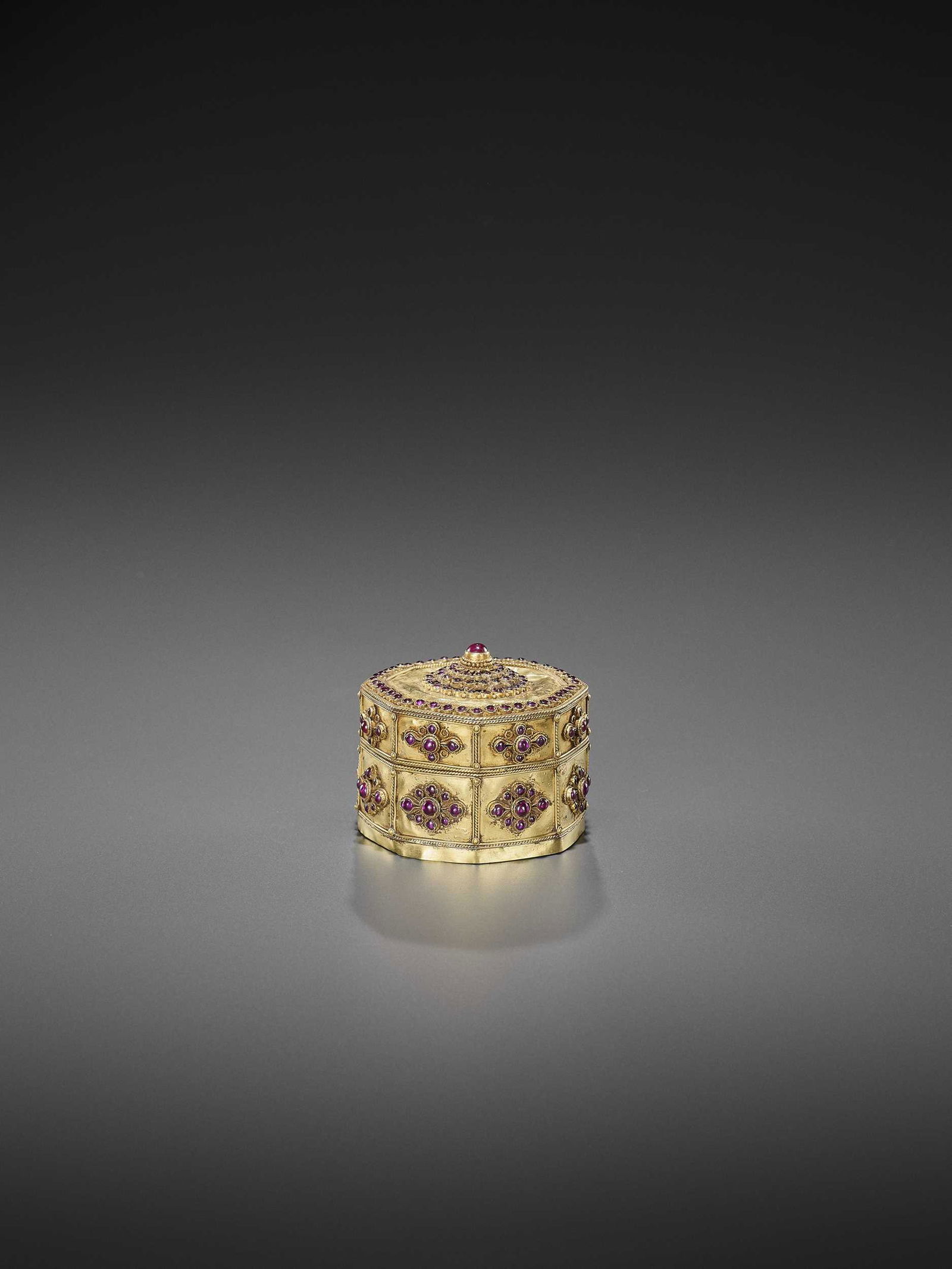A BURMESE GOLD BOX AND COVER WITH MANY RUBIES (1 of 6)