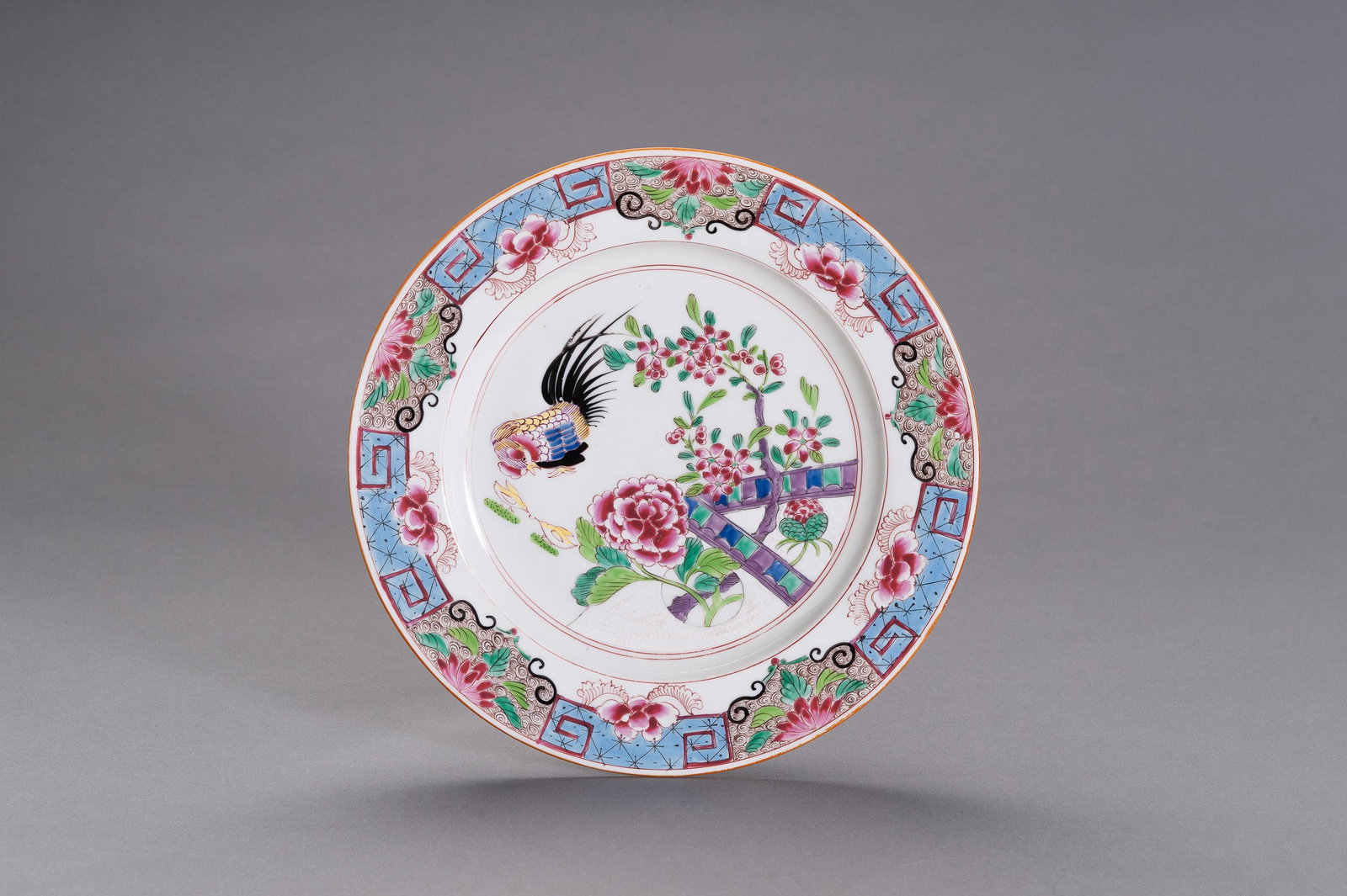 A FINE FAMILLE ROSE EXPORT PORCELAIN DISH (1 of 4)