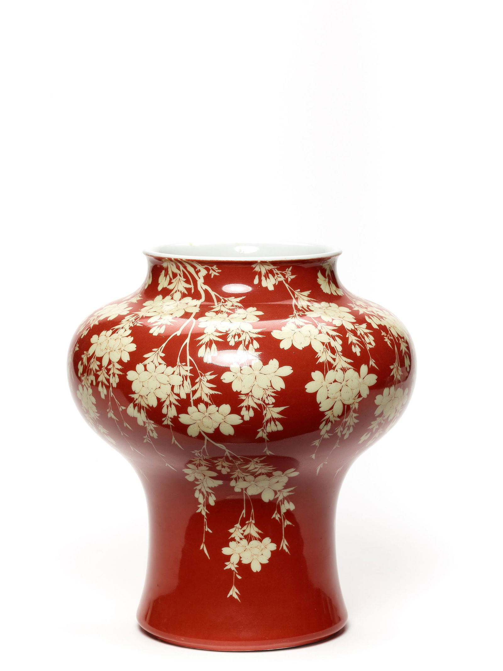 MAKUZU KOZAN: A FINE PORCELAIN VASE WITH WISTERIA (1 of 5)
