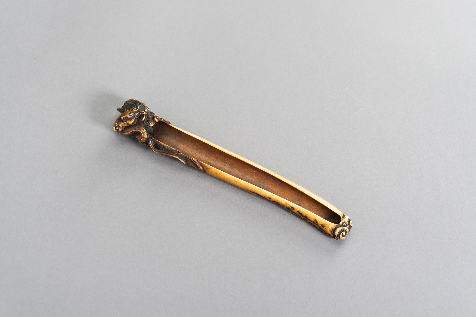 A FINE STAG ANTLER KISERUZUTSU OF A DRAGON (1 of 10)