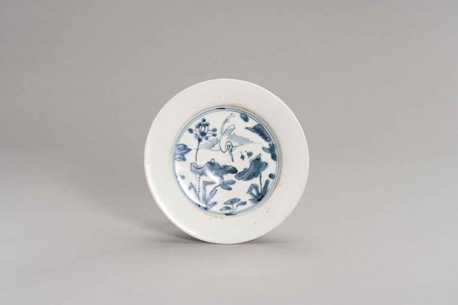 A BLUE AND WHITE PORCELAIN DISH WITH A CRANE (1 of 5)