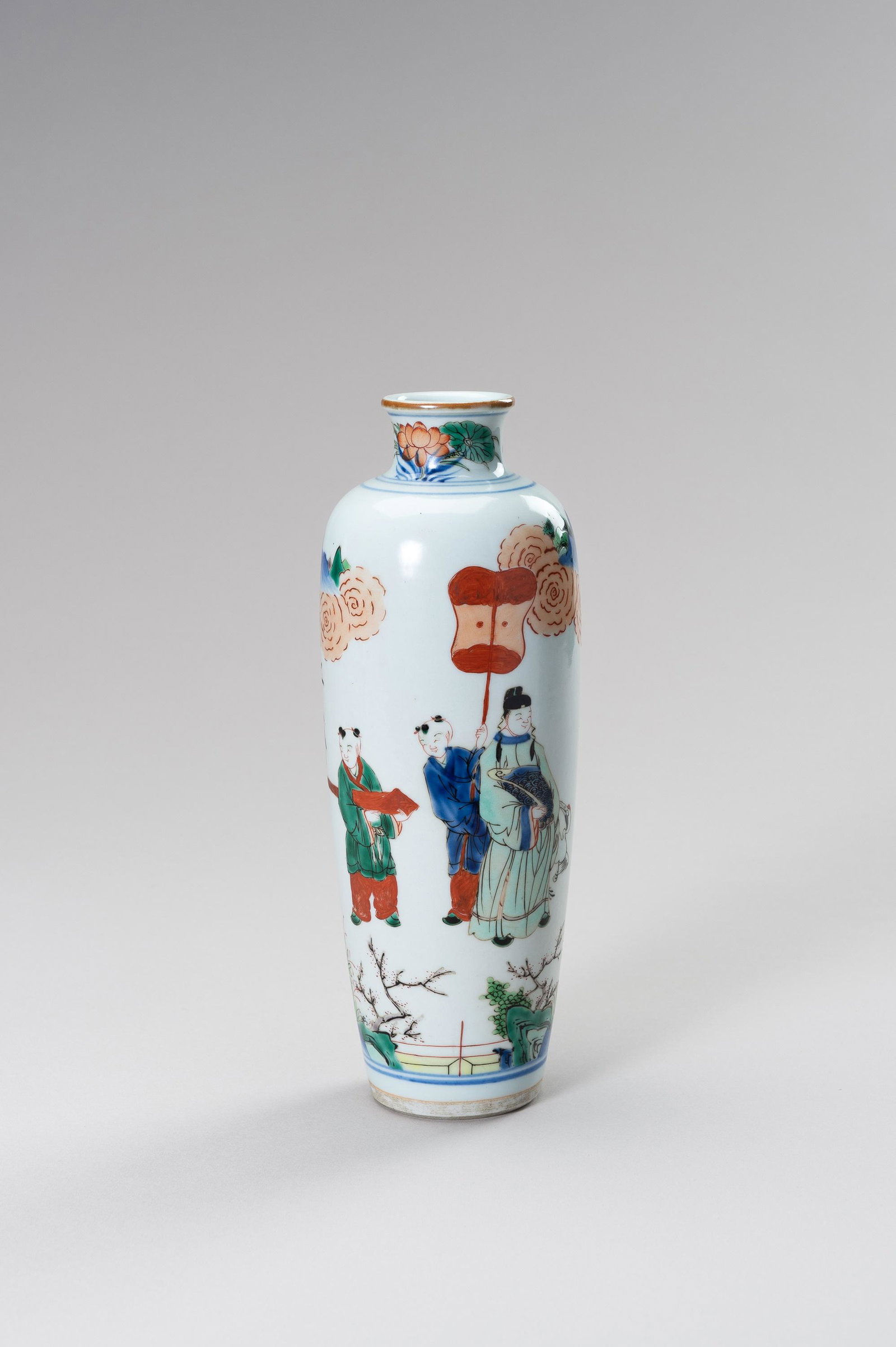 A 'WUCAI' VASE WITH A COURT FIGURE AND SERVANTS (1 of 10)