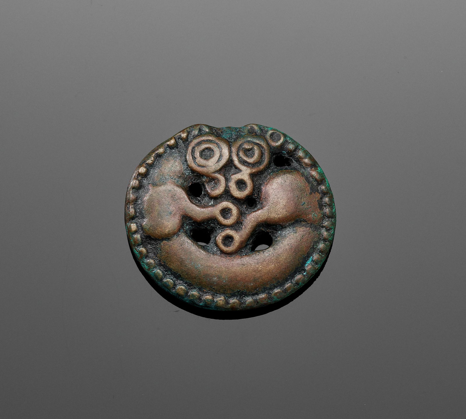 A SMALL ORDOS BRONZE PLAQUE, 7TH-6TH CENTURY BC (1 of 7)