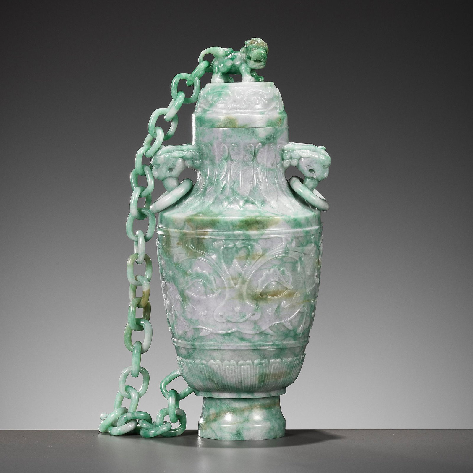 A LAVENDER AND APPLE GREEN JADEITE 'CHAIN' VASE AND COVER, EARLY 20TH CENTURY (1 of 11)