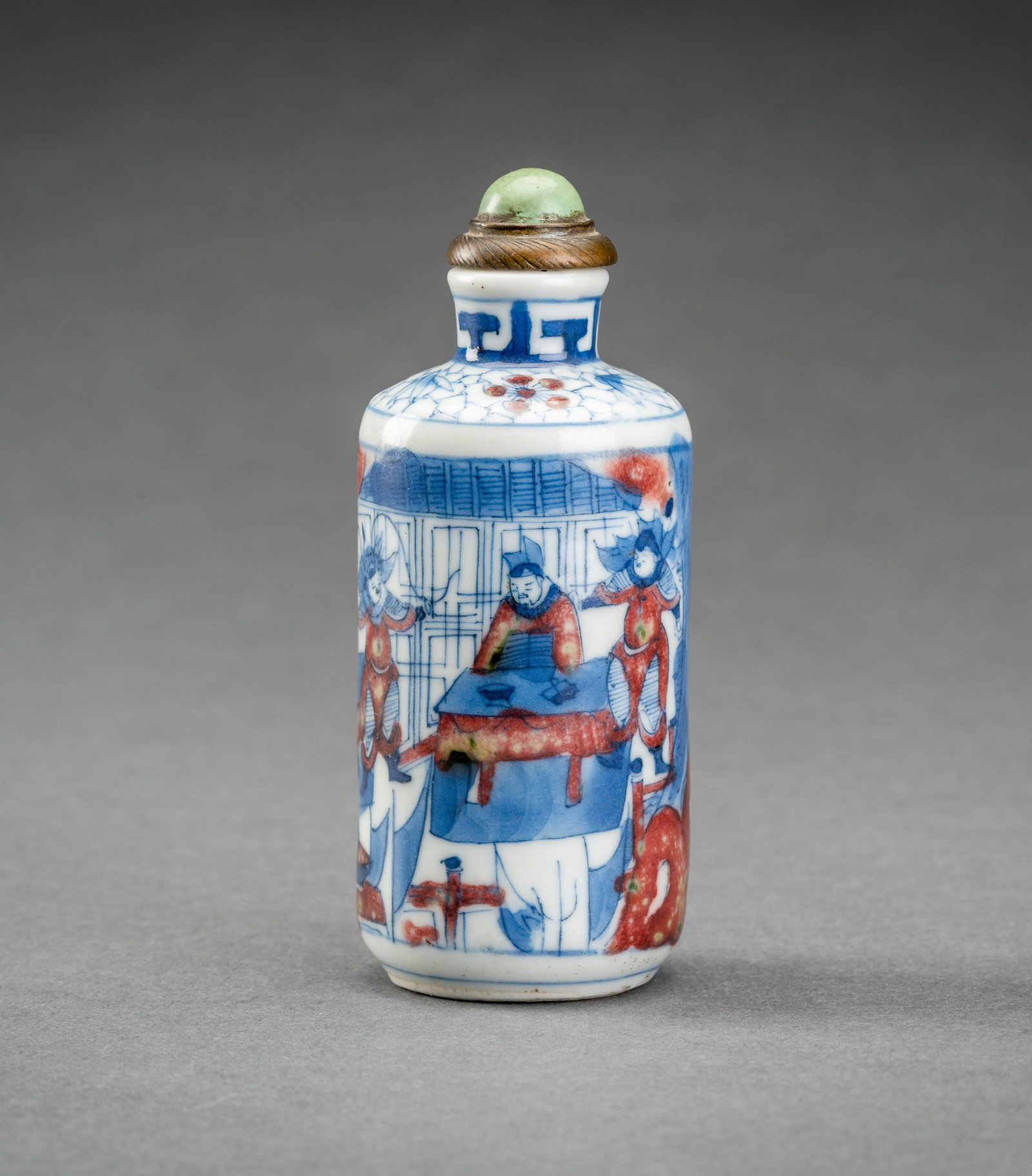 A BLUE, WHITE AND IRON RED PORCELAIN SNUFF BOTTLE WITH PALACE SCENE, QING (1 of 8)