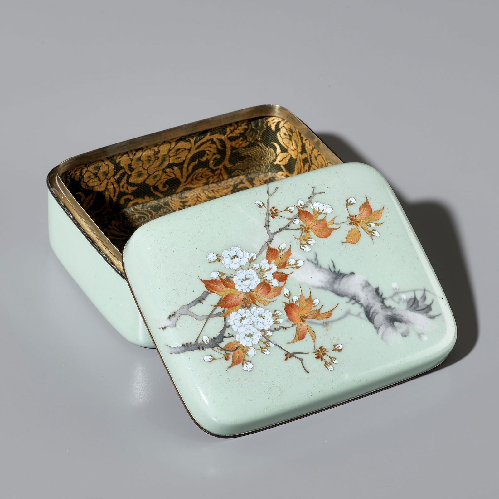 A FINE CLOISONNE BOX AND COVER WITH CHERRY BLOSSOMS, ATTRIBUTED TO ANDO JUBEI (1 of 10)