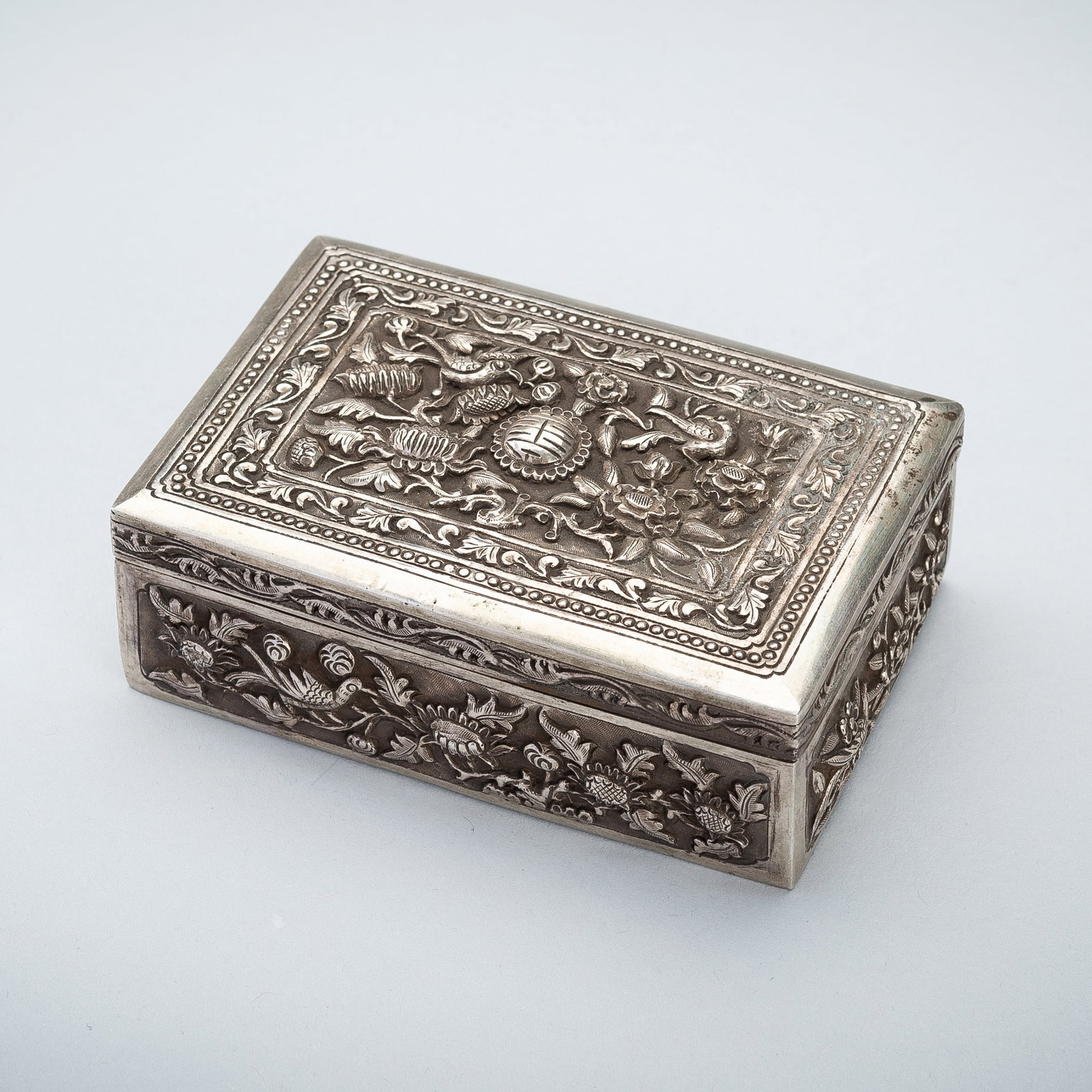 A FLORAL LIDDED SILVER BOX (1 of 16)