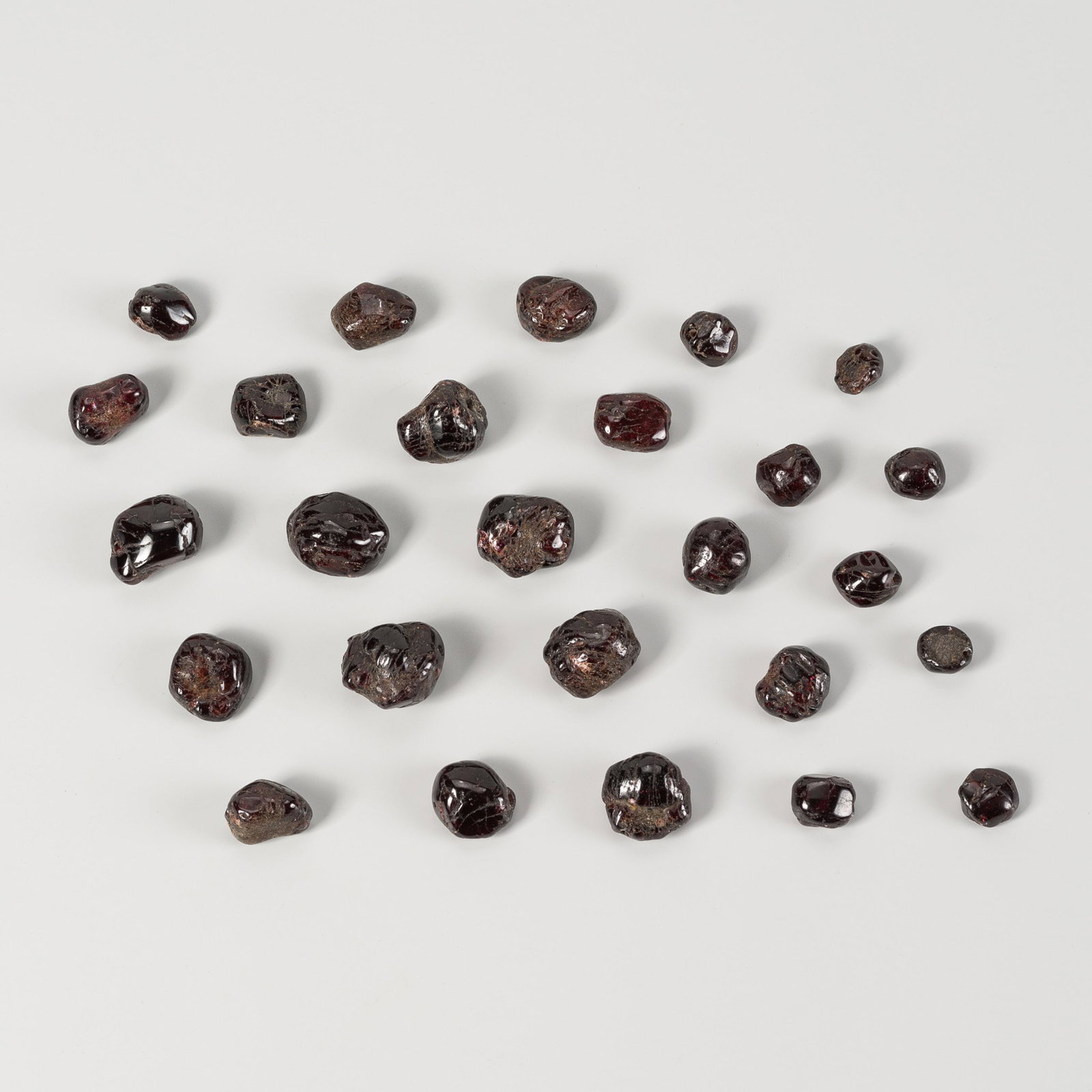 A LOT WITH 26 PERSIAN RAW GARNET BEADS, c. 10TH - 12TH CENTURY OR EARLIER (1 of 5)