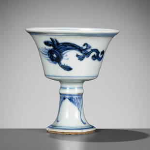 A BLUE AND WHITE 'DRAGON' STEM CUP, SECOND HALF OF THE MING DYNASTY: A BLUE AND WHITE 'DRAGON' STEM CUP, SECOND HALF OF THE MING DYNASTY 明代下半葉青花龍紋高足杯 Please note this Lot is to be sold