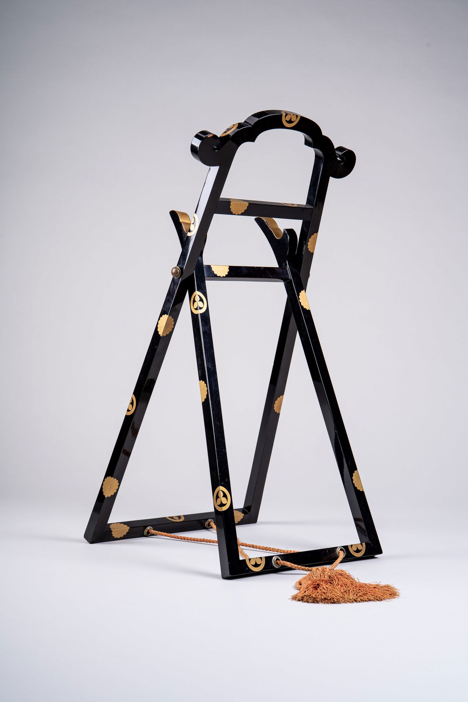 A LACQUER KYODAI (MIRROR STAND) (1 of 6)