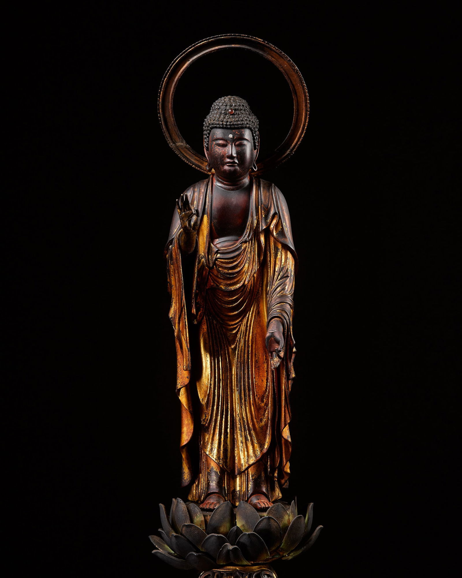 A LARGE GILT-LACQUER WOOD FIGURE OF AMIDA NYORAI, MUROMACHI TO EARLY EDO (1 of 10)