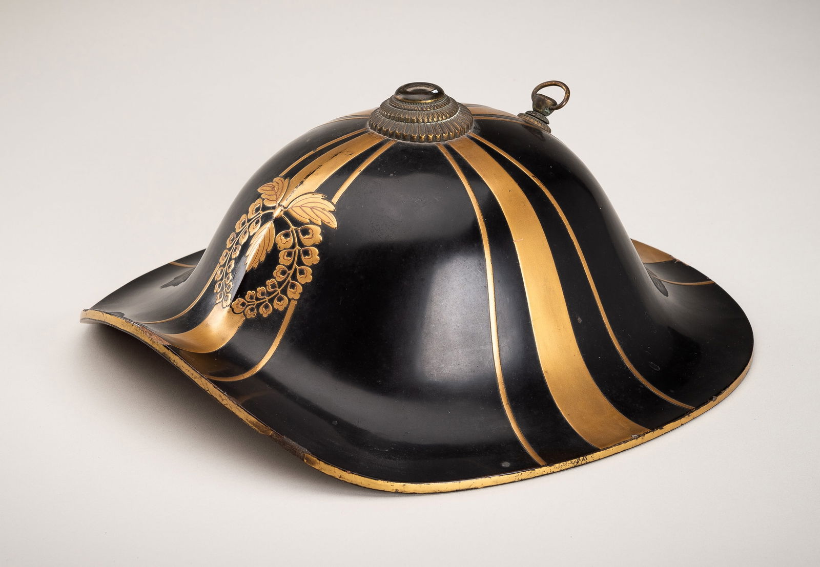 A LACQUERED JINGASA (WAR HAT) WITH NAITO MURAKAMI MON (1 of 12)