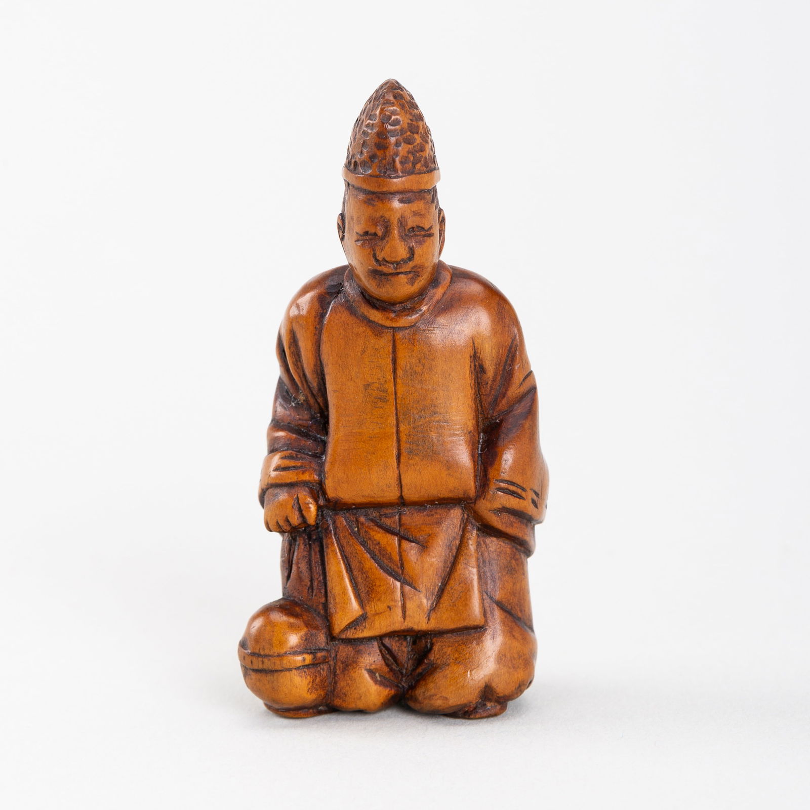 A FINE WOOD NETSUKE OF A KEMARI PLAYER (1 of 9)