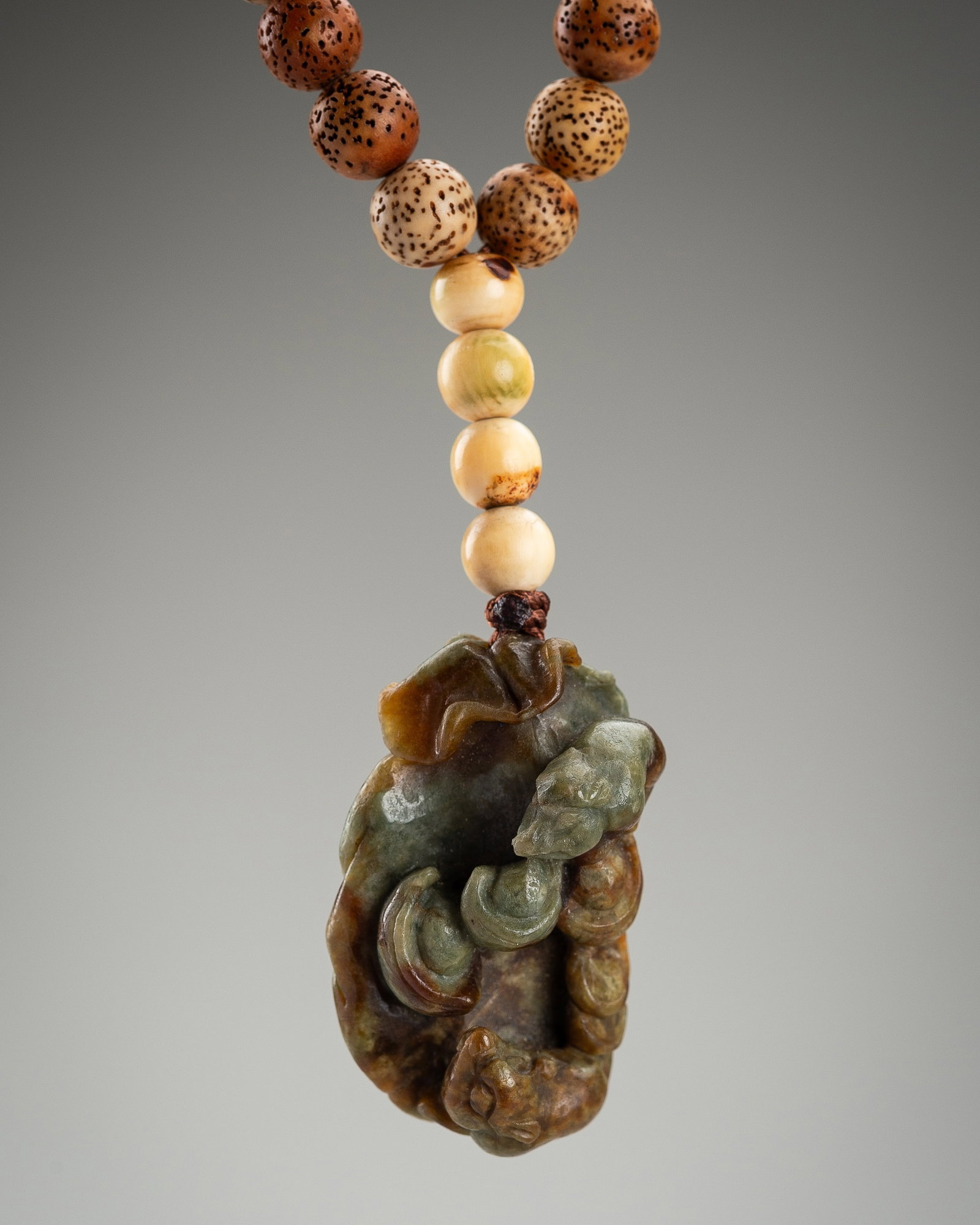 A BODHI SEED AND JADE PENDANT NECKLACE (1 of 10)