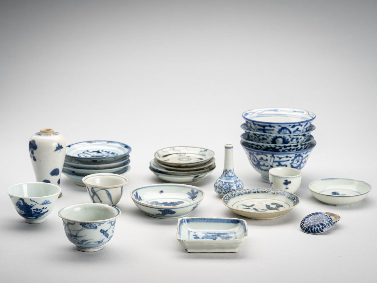 A GROUP OF 23 BLUE AND WHITE PORCELAIN BOWLS, DISHES, AND VASES, QING DYNASTY (1 of 14)
