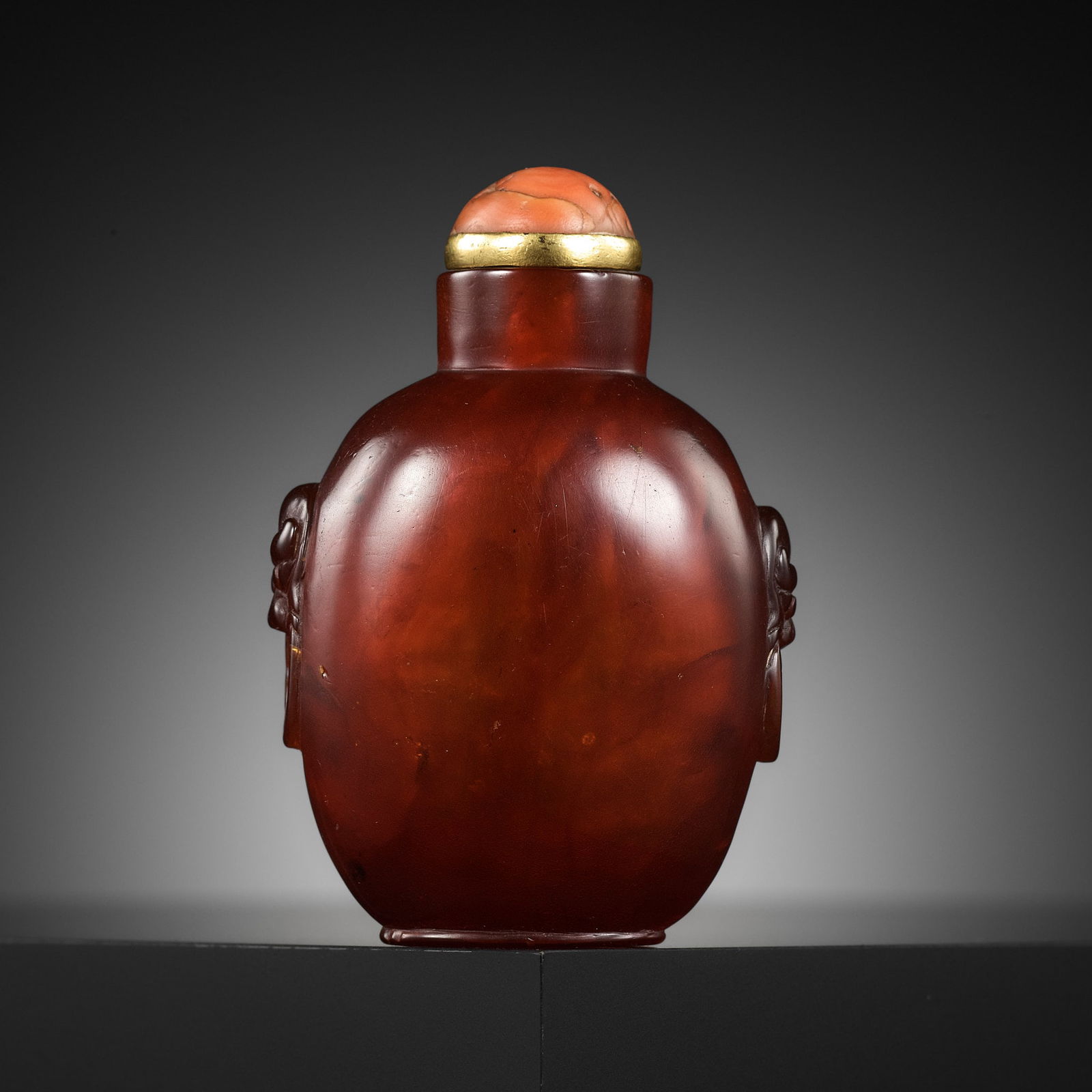 A CARVED AMBER SNUFF BOTTLE, MID 18TH TO EARLY 19TH CENTURY (1 of 10)