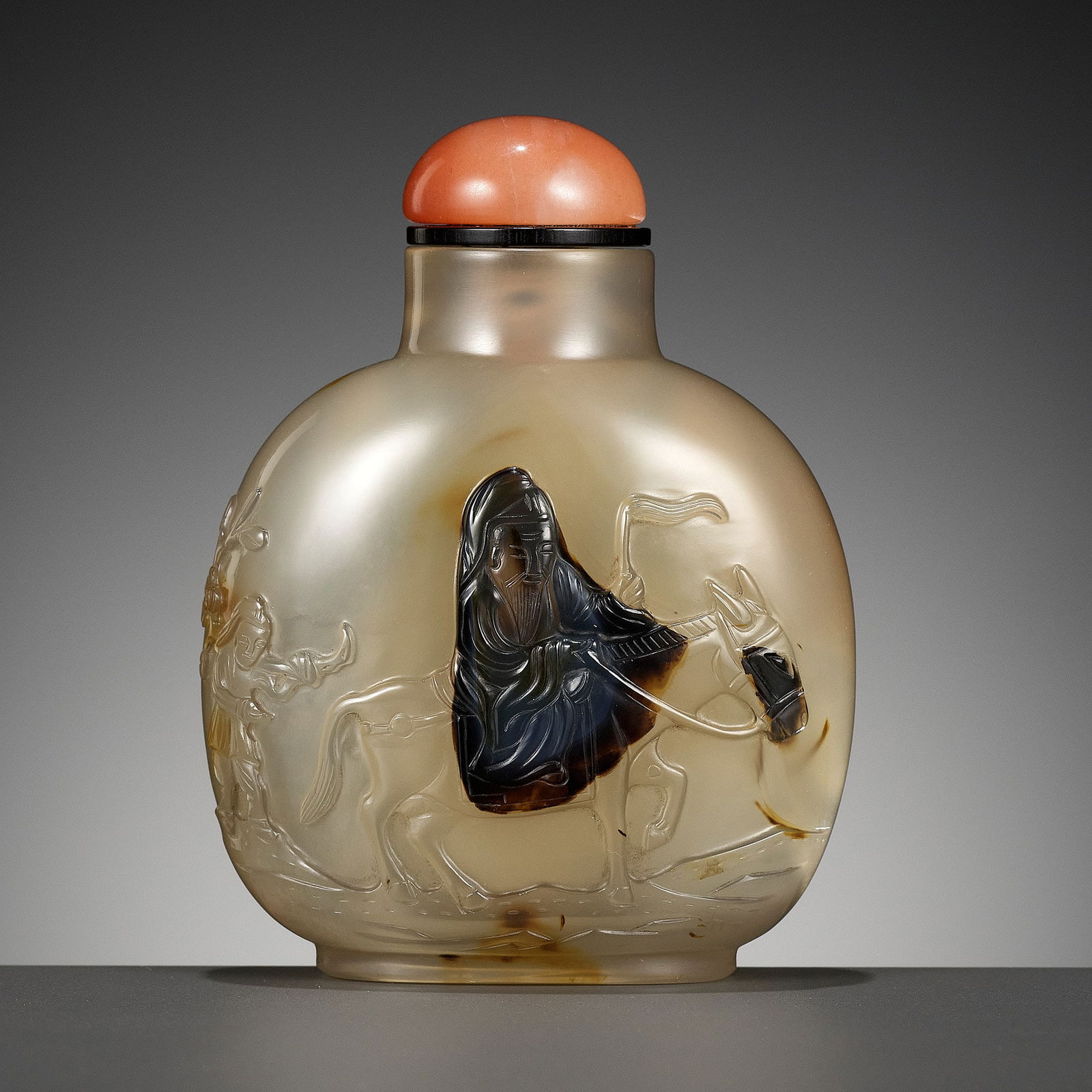A CAMEO AGATE 'HUANG CHENGYAN' SNUFF BOTTLE, ATTRIBUTED TO THE CAMEO INK-PLAY MASTER, OFFICIAL (1 of 17)