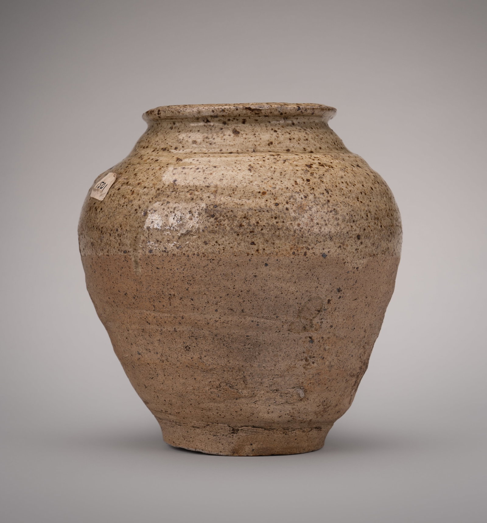 AN OLIVE-GREEN GLAZED STONEWARE JAR, TANG DYNASTY (1 of 6)