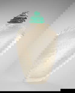 A FINE AGATE SNUFF BOTTLE, c. 1900s: A FINE AGATE SNUFF BOTTLE, c. 1900s China, late Qing Dynasty (1644-1912) to Republic period (1912-1949). Well hollowed, the elagant bottle tapering towards the concave foot, the waisted neck terminati