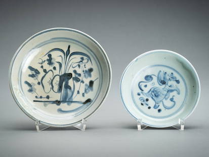 A GROUP OF TWO SMALL BLUE AND WHITE PORCELAIN DISHES, MING DYNASTY: A GROUP OF TWO SMALL BLUE AND WHITE PORCELAIN DISHES, MING DYNASTY China, Ming dynasty (1368-1644). Comprising a larger dish with stylized floral decoration at the center, framed by double lines, the