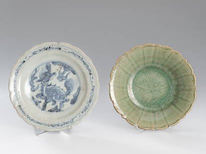 A LOT WITH TWO LOBED PORCELAIN PLATES, MING DYNASTY AND QING DYNASTY: A LOT WITH TWO LOBED PORCELAIN PLATES, MING DYNASTY AND QING DYNASTY China, Ming Dynasty, 1368-1644 (the underglaze blue dish), and Qing Dynasty, 1644-1912, the celadon dish. The first, a shallow blue