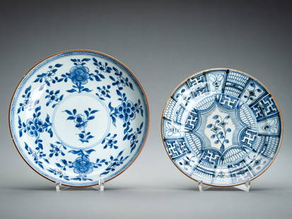 A SET OF TWO BLUE AND WHITE PORCELAIN DISHES, 17TH CENTURY: A SET OF TWO BLUE AND WHITE PORCELAIN DISHES, 17TH CENTURY South China and Vietnam. Comprising a dish painted with a star shaped cartouche at the center enclosing two flowers, the cavetto with panels