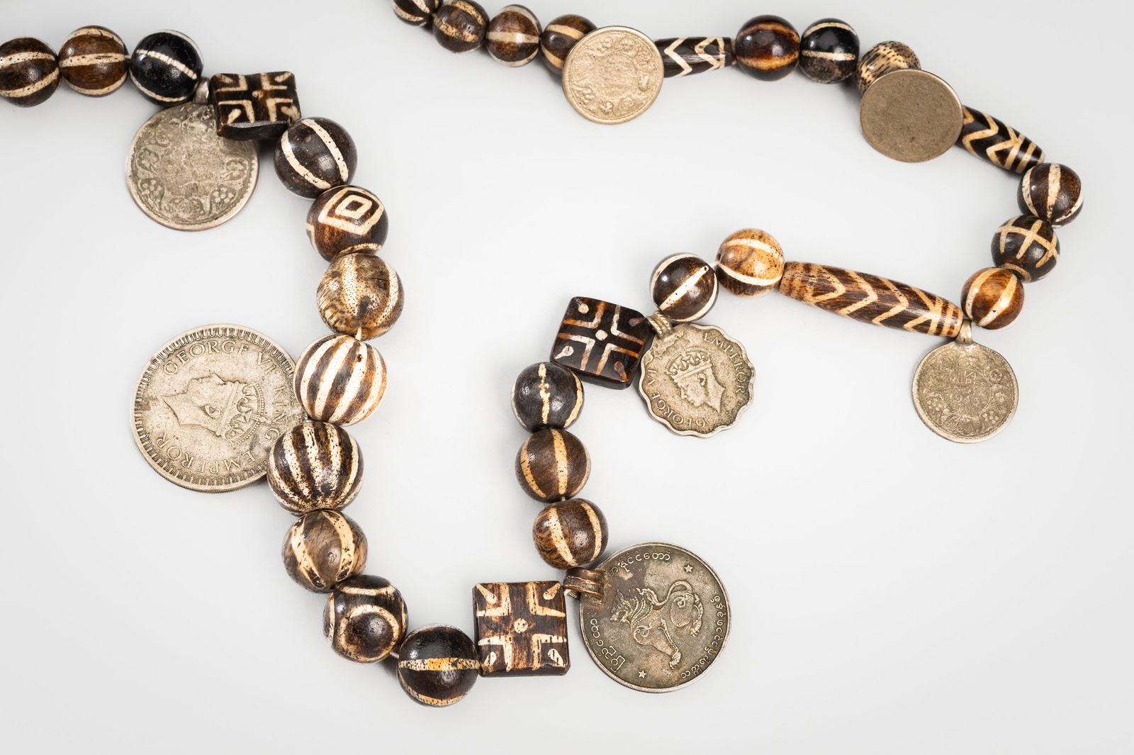 AN EXCEPTIONAL NECKLACE OF PUMTEK PETRIFIED WOOD BEADS AND COINS, c. 10TH CENTURY (1 of 11)