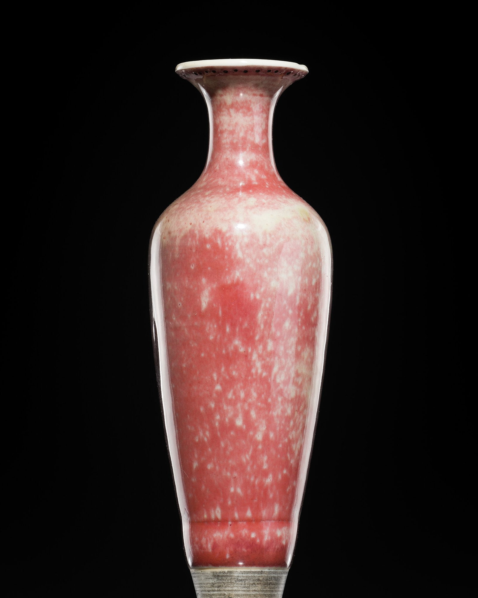 A PEACHBLOOM-GLAZED 'GUANYIN' AMPHORA VASE, LIUYEPING, 19TH CENTURY: A PEACHBLOOM-GLAZED 'GUANYIN' AMPHORA VASE, LIUYEPING, 19TH CENTURY This lot is from a single owner collection and is therefore offered without reserve China. The vase with sloping shoulders rising f