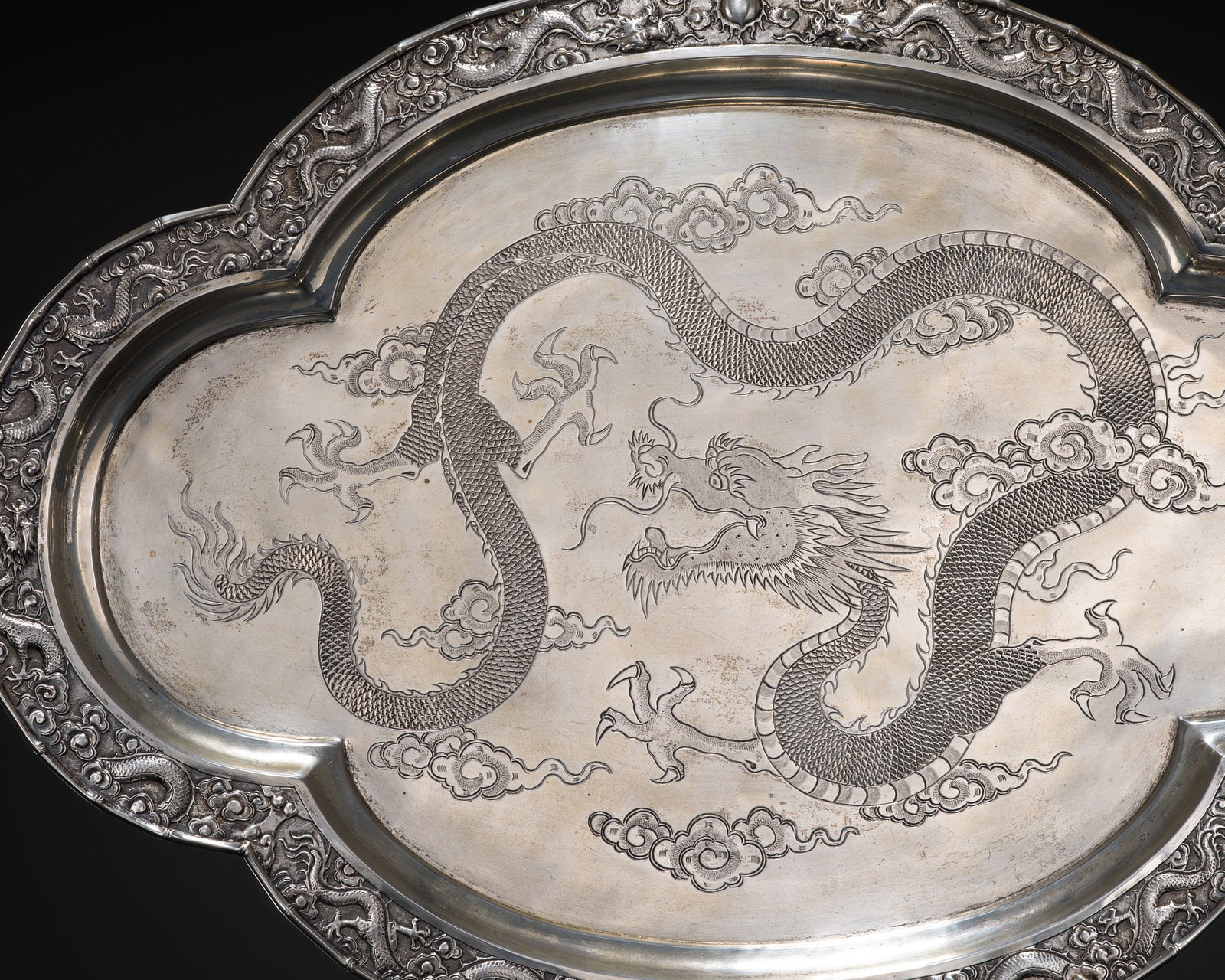 A LARGE SILVER 'DRAGON' TRAY, MARKS OF WOSHING AND WEN WEI JI, CIRCA 1900 (1 of 14)