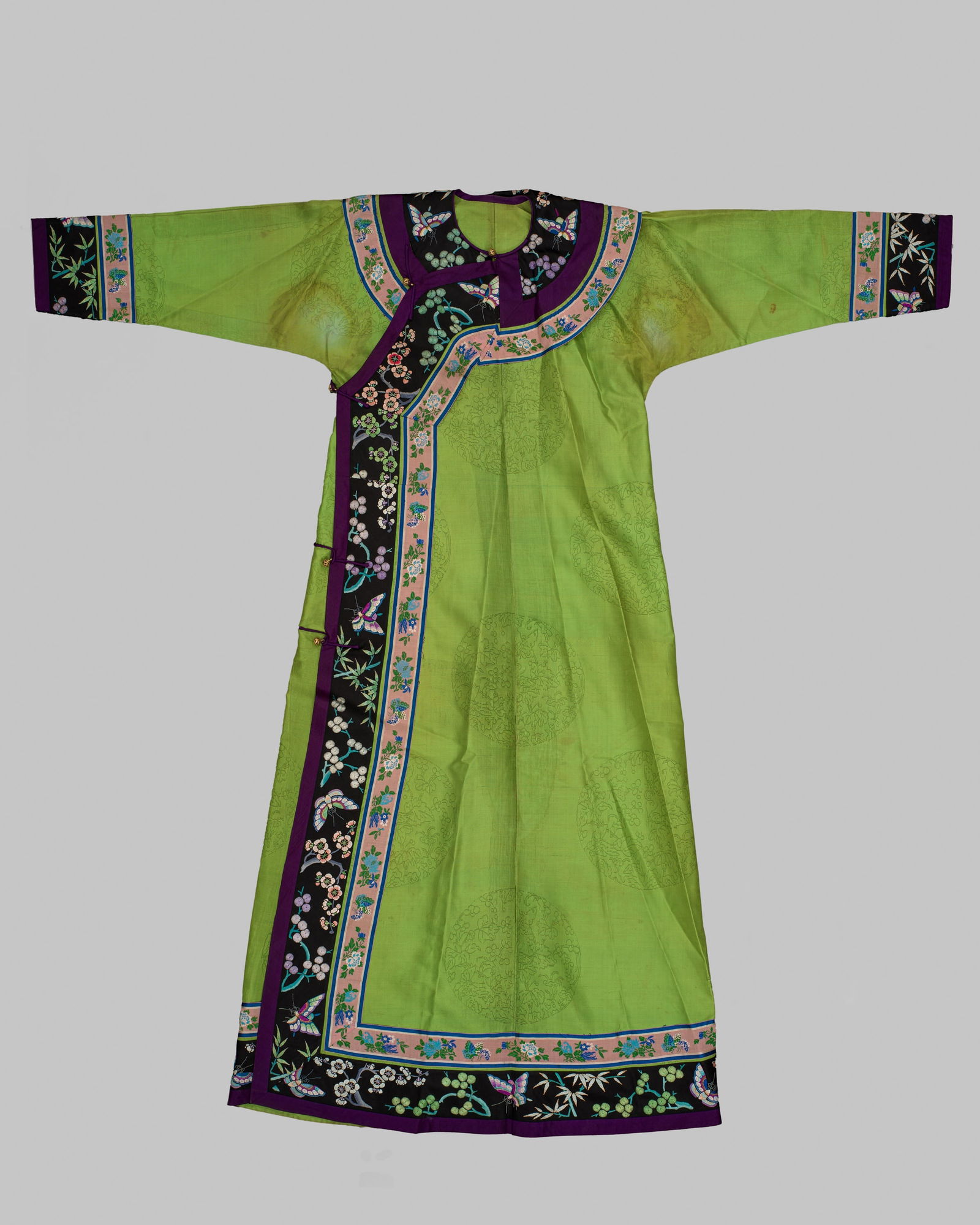 AN EMBROIDERED GREEN SILK MANCHU WOMAN'S INFORMAL ROBE, CHANGYU, LATE QING DYNASTY (1 of 9)