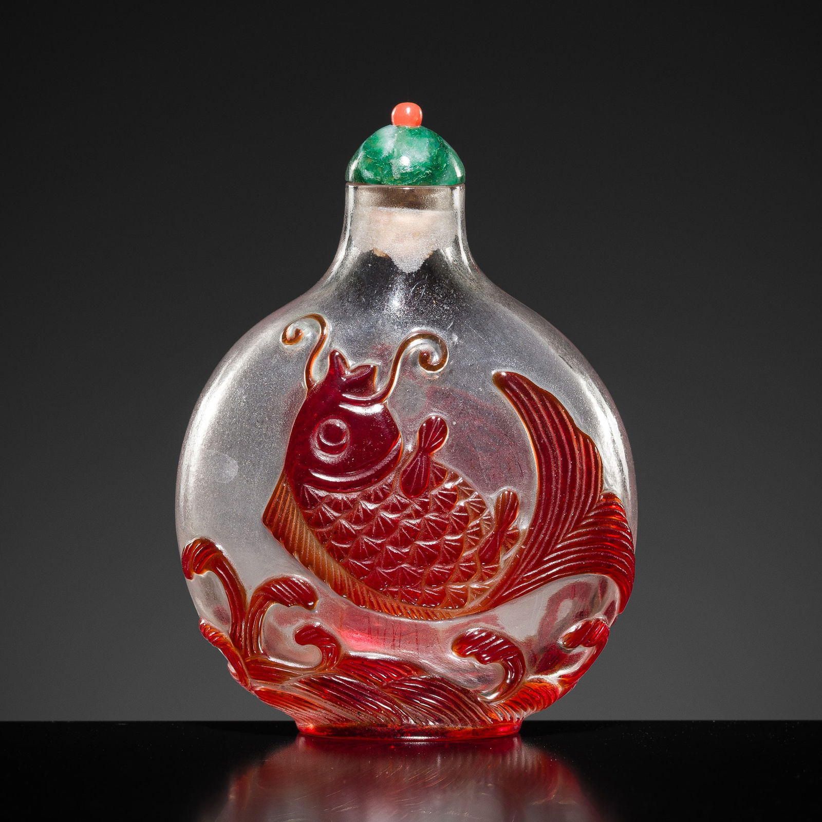 A FINE RED OVERLAY 'CARP AND EAGLE' TRANSPARENT GLASS SNUFF BOTTLE, 1750-1850 (1 of 14)
