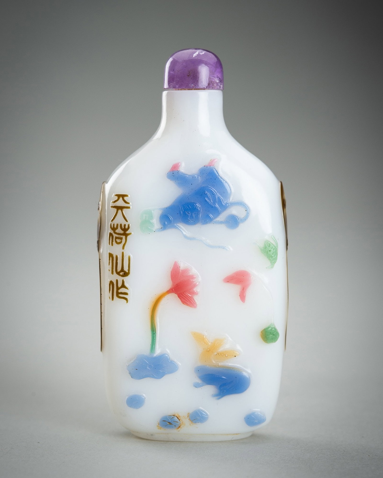 A YANGZHOU SCHOOL MULTI-COLORED OVERLAY GLASS SNUFF BOTTLE, QING DYNASTY (1 of 15)