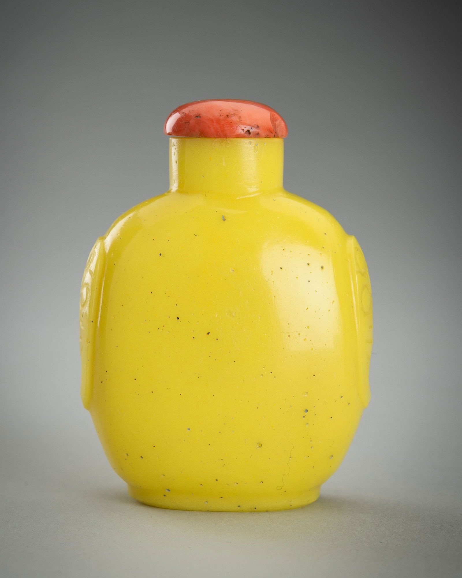 A YELLOW GLASS SNUFF BOTTLE, QIANLONG FOUR-CHARACTER MARK (1 of 14)