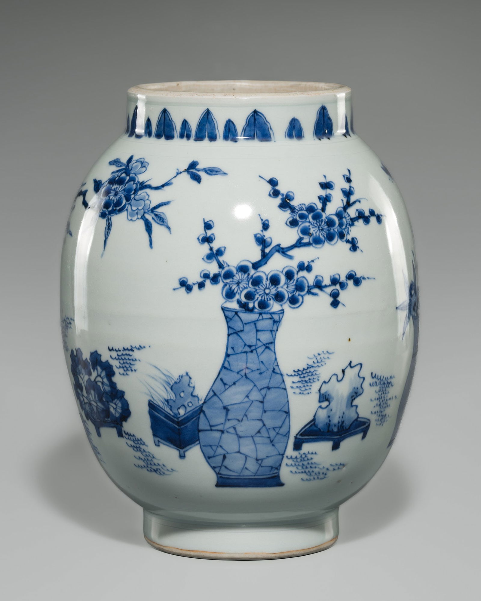 A 'BLEU DE HUÉ' PORCELAIN FLOWER VASE FOR THE VIETNAMESE MARKET (1 of 8)