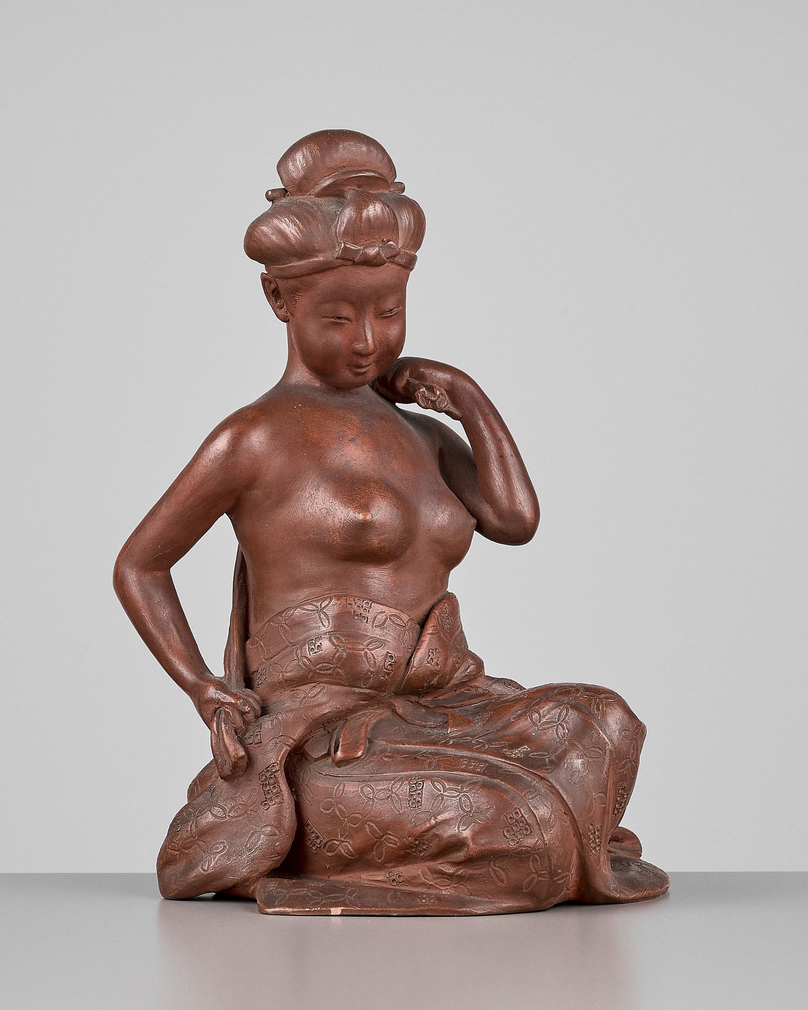SAISHASHUN: A BIZEN CERAMIC FIGURE OF A BIJIN DRYING HERSELF, EX HAYASHI COLLECTION: SAISHASHUN: A BIZEN CERAMIC FIGURE OF A BIJIN DRYING HERSELF, EX HAYASHI COLLECTION Signed Saishashun tsukuru
Japan, late 19th centuryFinely modeled as a gently smiling beauty drying herself with
