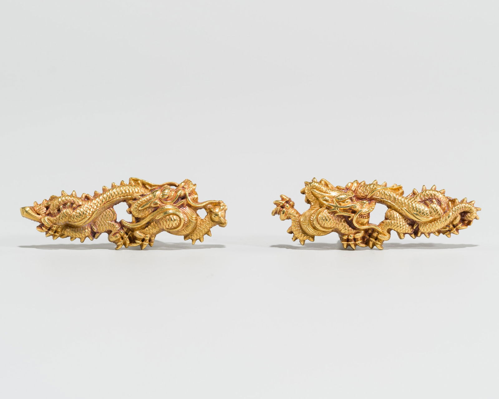 A PAIR OF GOTO SCHOOL SOLID GOLD MENUKI DEPICTING DRAGONS, WITH NBTHK HOZON CERTIFICATE (1 of 10)