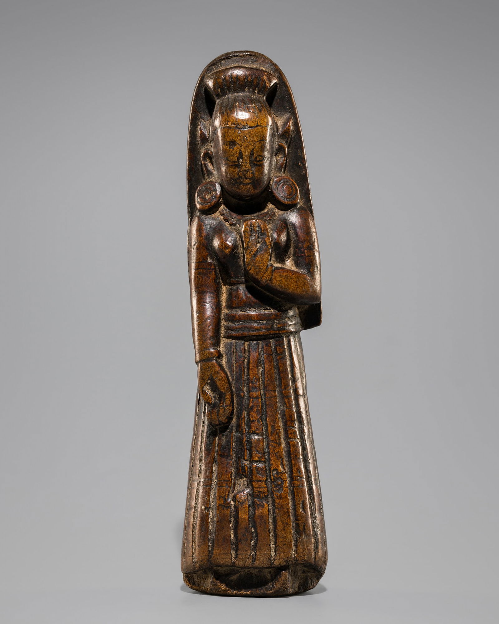 A WOOD VOTIVE DOLL OF A FEMALE DEITY, 17TH CENTURY (1 of 7)