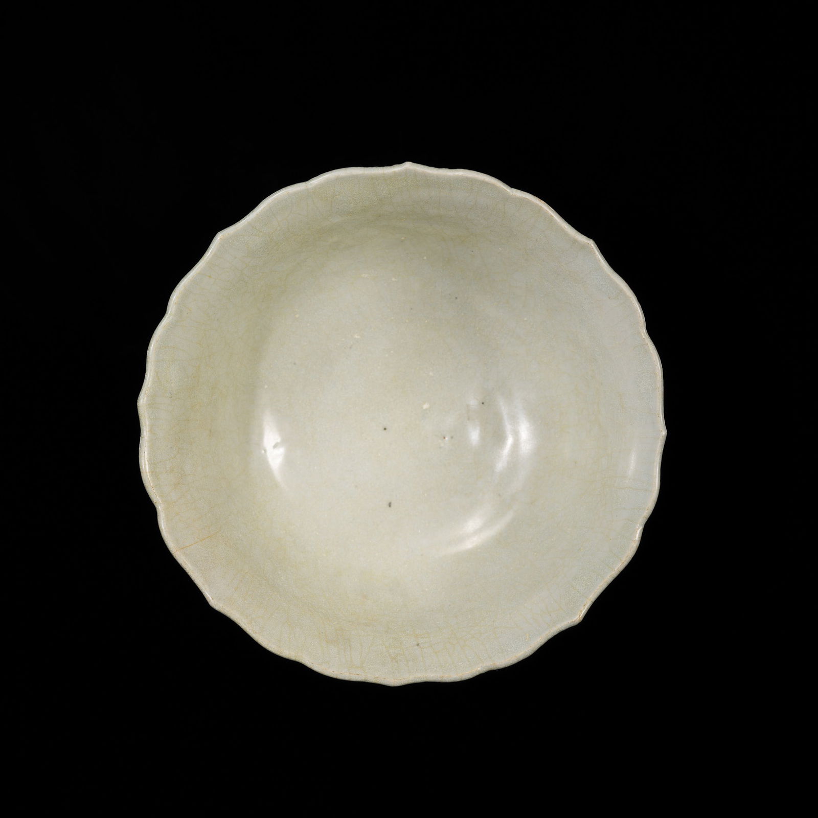 A WHITE GLAZED DING-TYPE FOLIATE PORCELAIN BOWL, SONG DYNASTY (1 of 8)