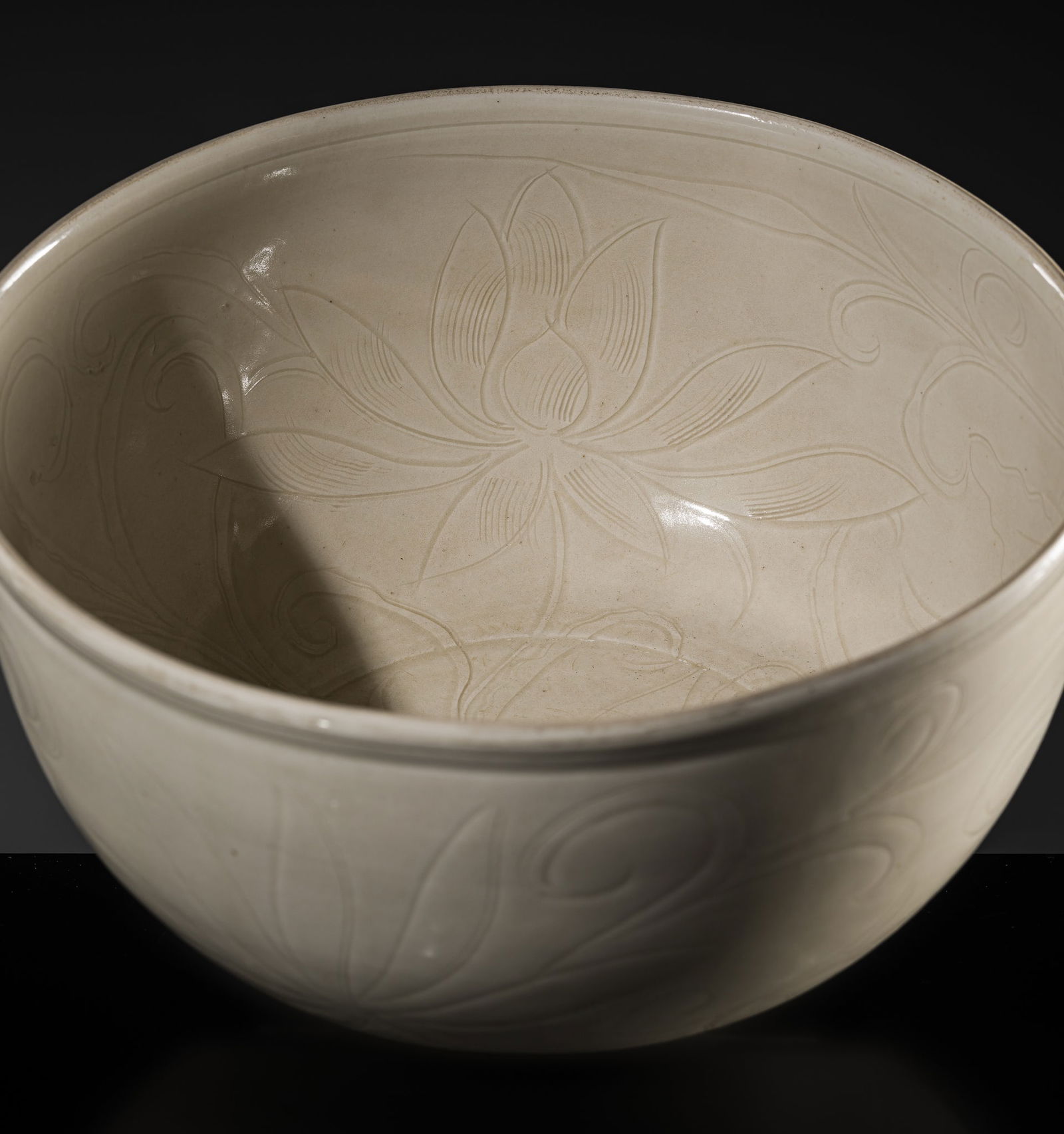 A RARE AND MASTERFULLY CARVED LARGE 'DING' BOWL, NORTHERN SONG DYNASTY (1 of 16)