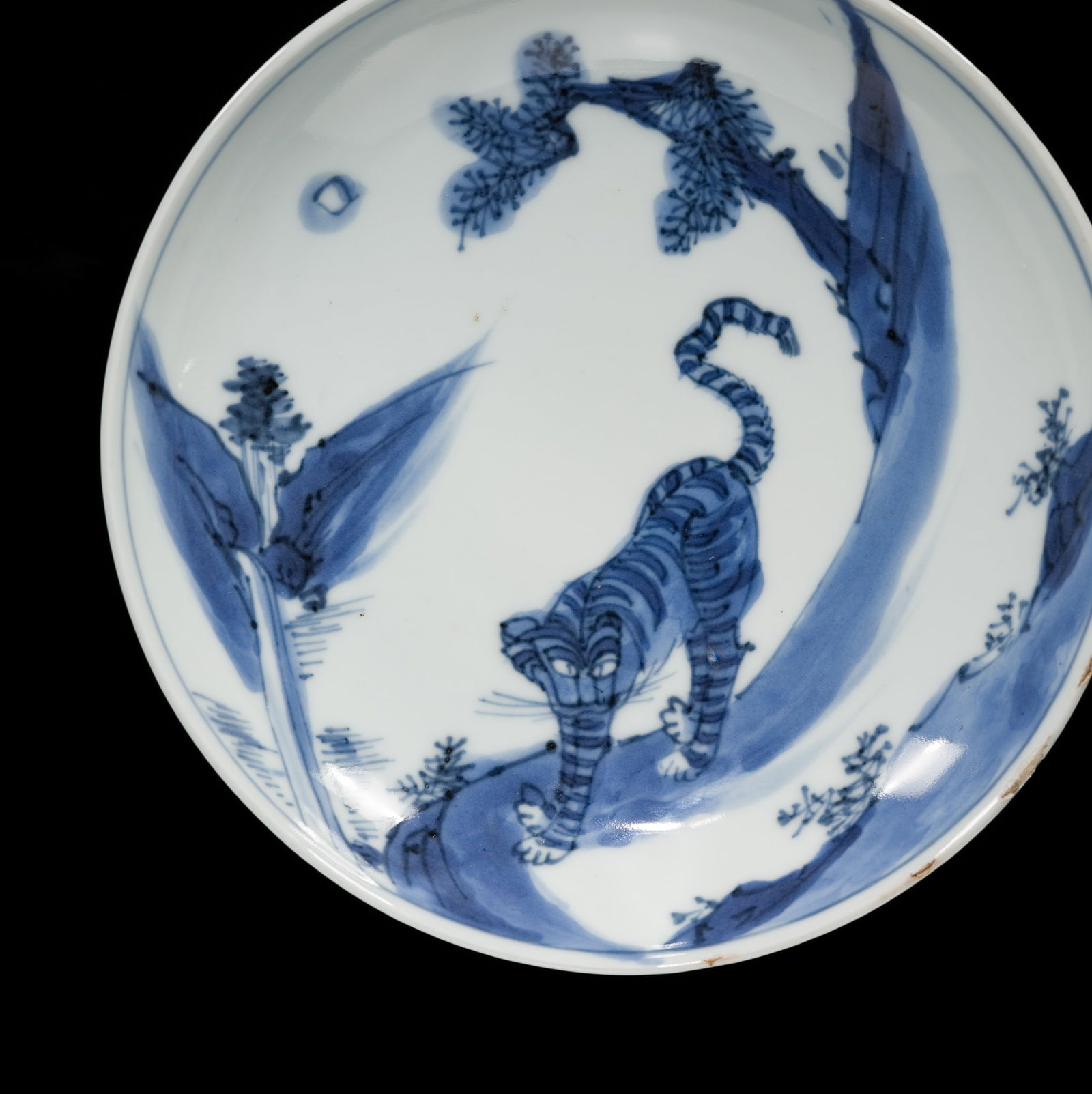A BLUE AND WHITE 'TIGER' KO-SOMETSUKE DISH, MING DYNASTY, TIANQI PERIOD: A BLUE AND WHITE 'TIGER' KO-SOMETSUKE DISH, MING DYNASTY, TIANQI PERIOD China, 1621-1627. The steep, rounded sides rise from a short, tapered foot to an everted rim. The interior is painted in underg