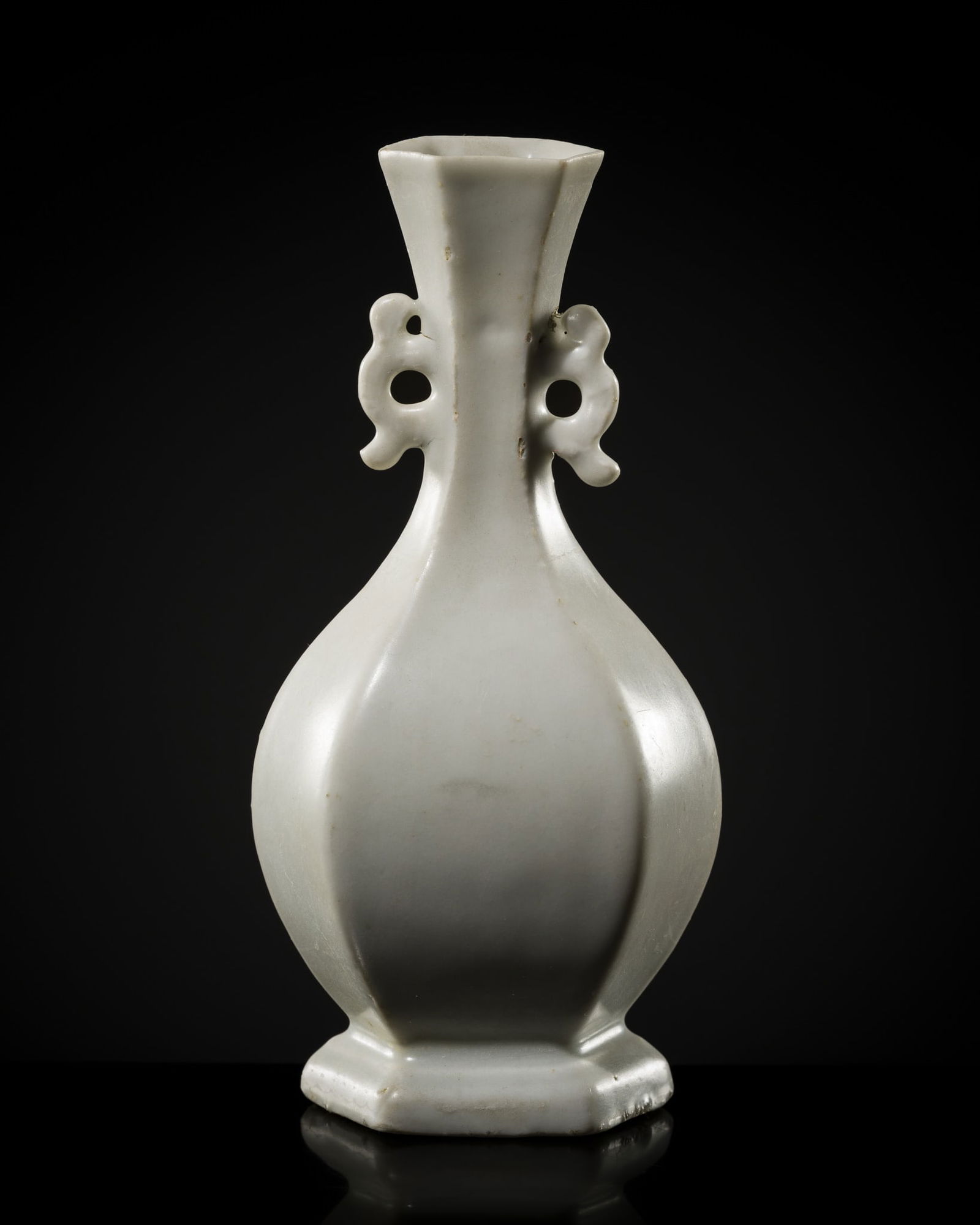 A SMALL WHITE-GLAZED HEXAGONAL VASE, QING DYNASTY, FROM THE NANKING CARGO (1 of 12)