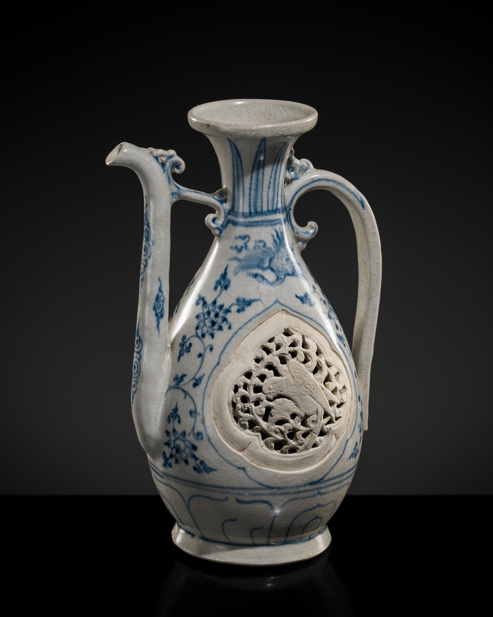 A RETICULATED BLUE AND WHITE STONEWARE EWER, LÊ DYNASTY, LATE 15TH CENTURY, FROM THE HOI AN (1 of 18)