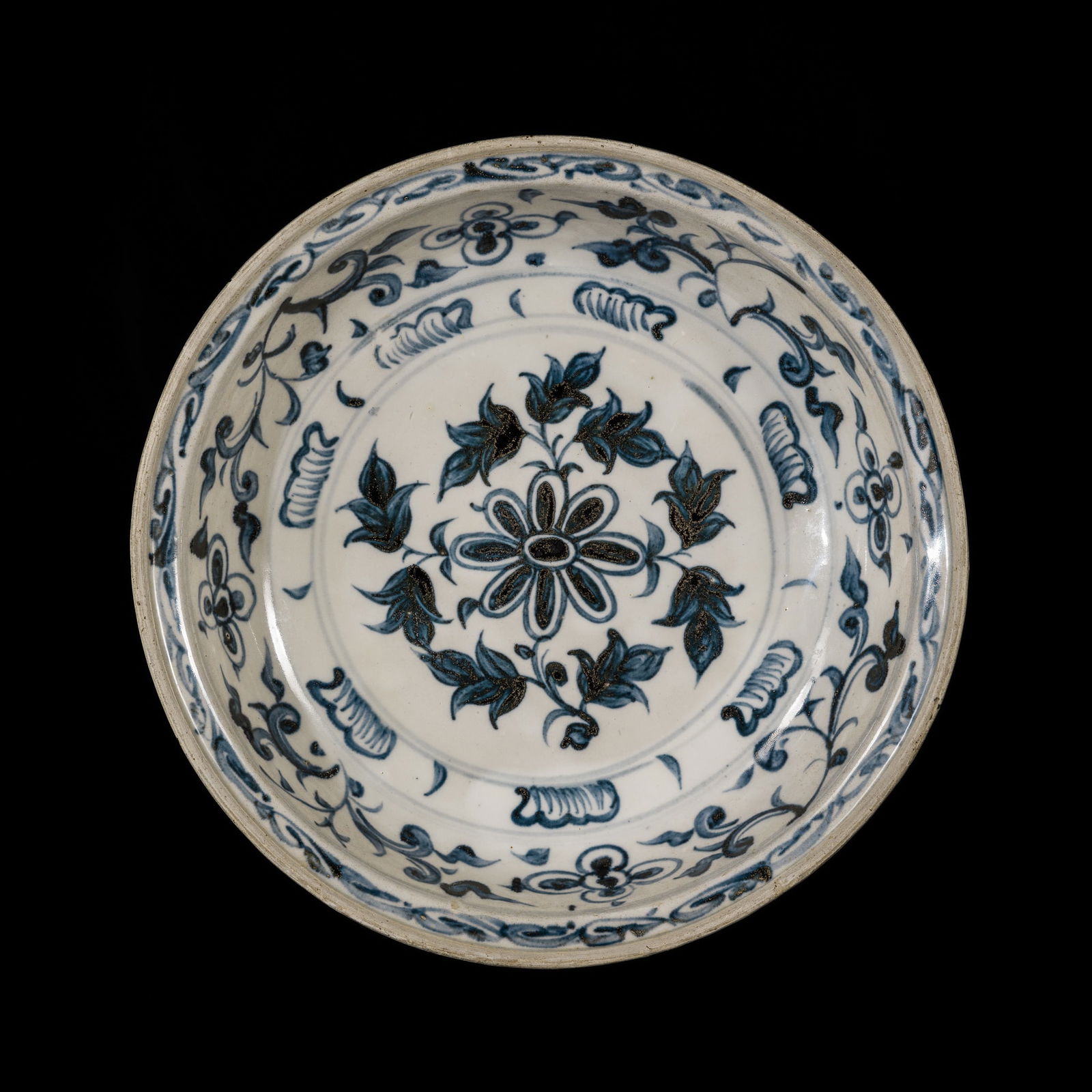 AN ANNAM BLUE AND WHITE-GLAZED STONEWARE 'FLORAL' DISH, 15TH-16TH CENTURY (1 of 10)