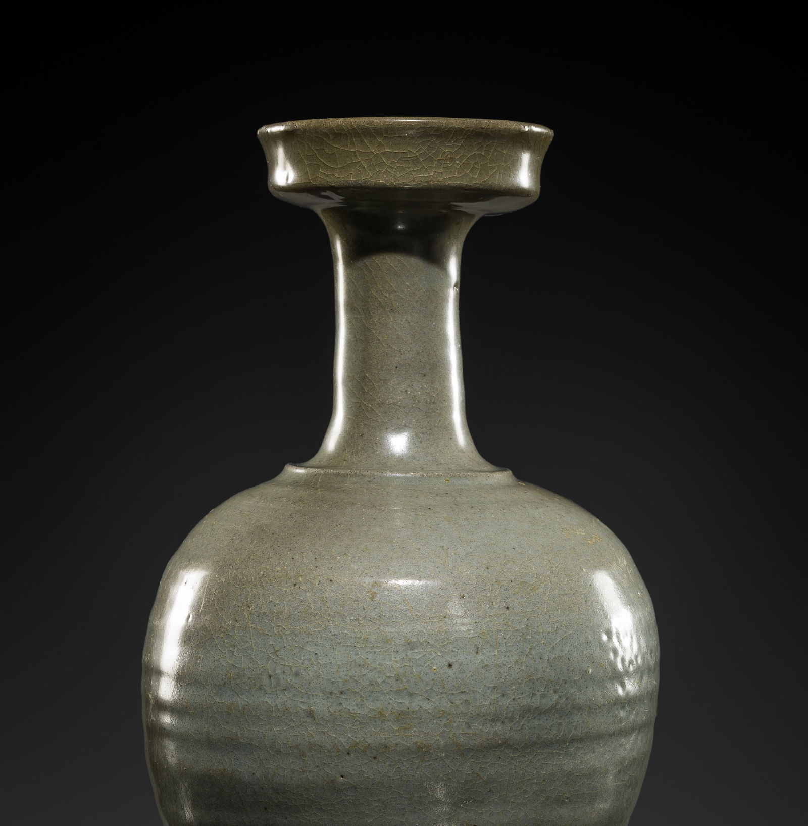 A CELADON-GLAZED CERAMIC BOTTLE VASE, GORYEO DYNASTY (1 of 12)
