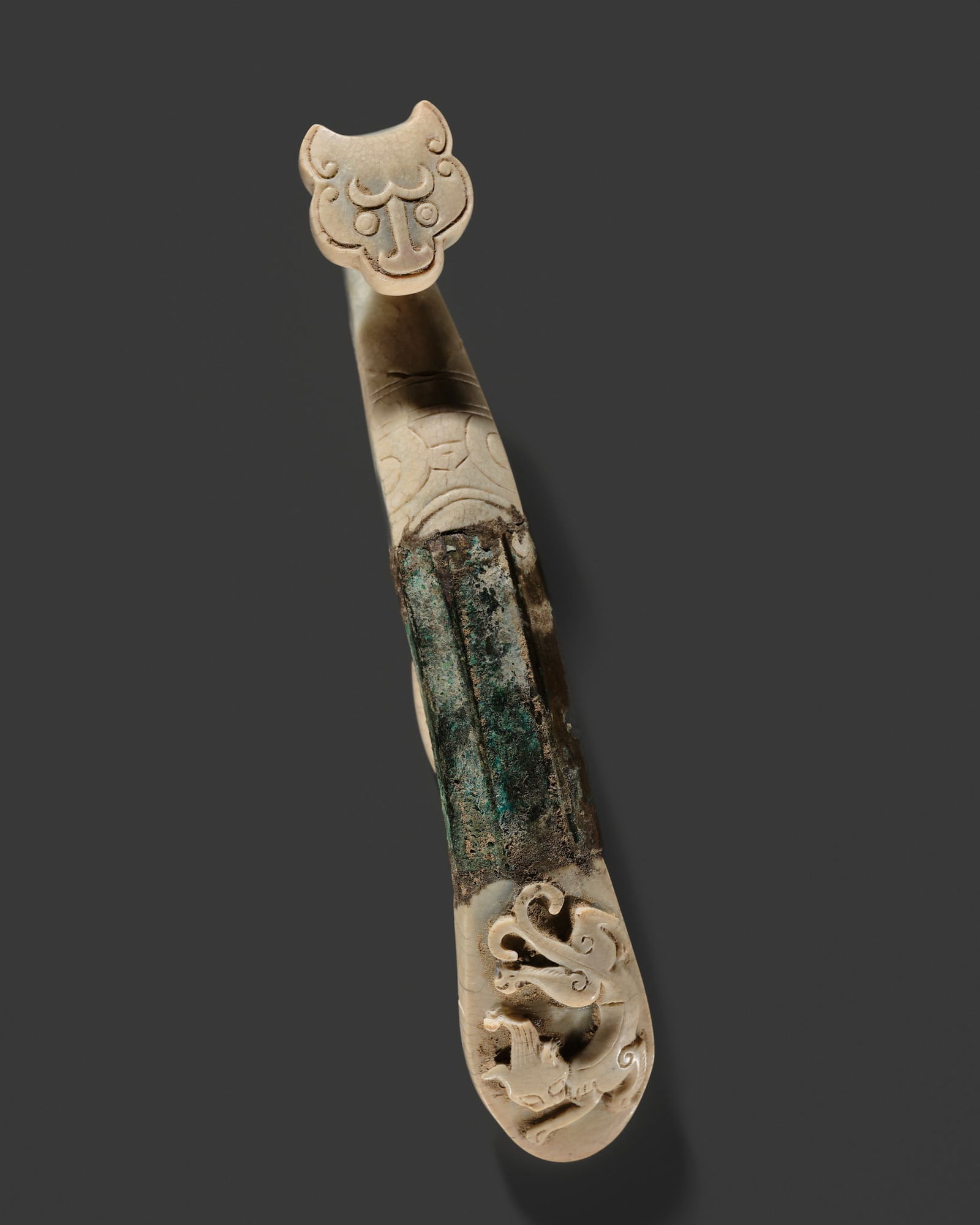 A SUPERB JADE AND GILT-BRONZE BELT HOOK, EASTERN ZHOU DYNASTY: A SUPERB JADE AND GILT-BRONZE BELT HOOK, EASTERN ZHOU DYNASTY Published: Jean-Paul Desroches (ed.) et al, Two Americans in Paris: A Quest for Asian Art, Paris, 2016, p. 74, no. 160.