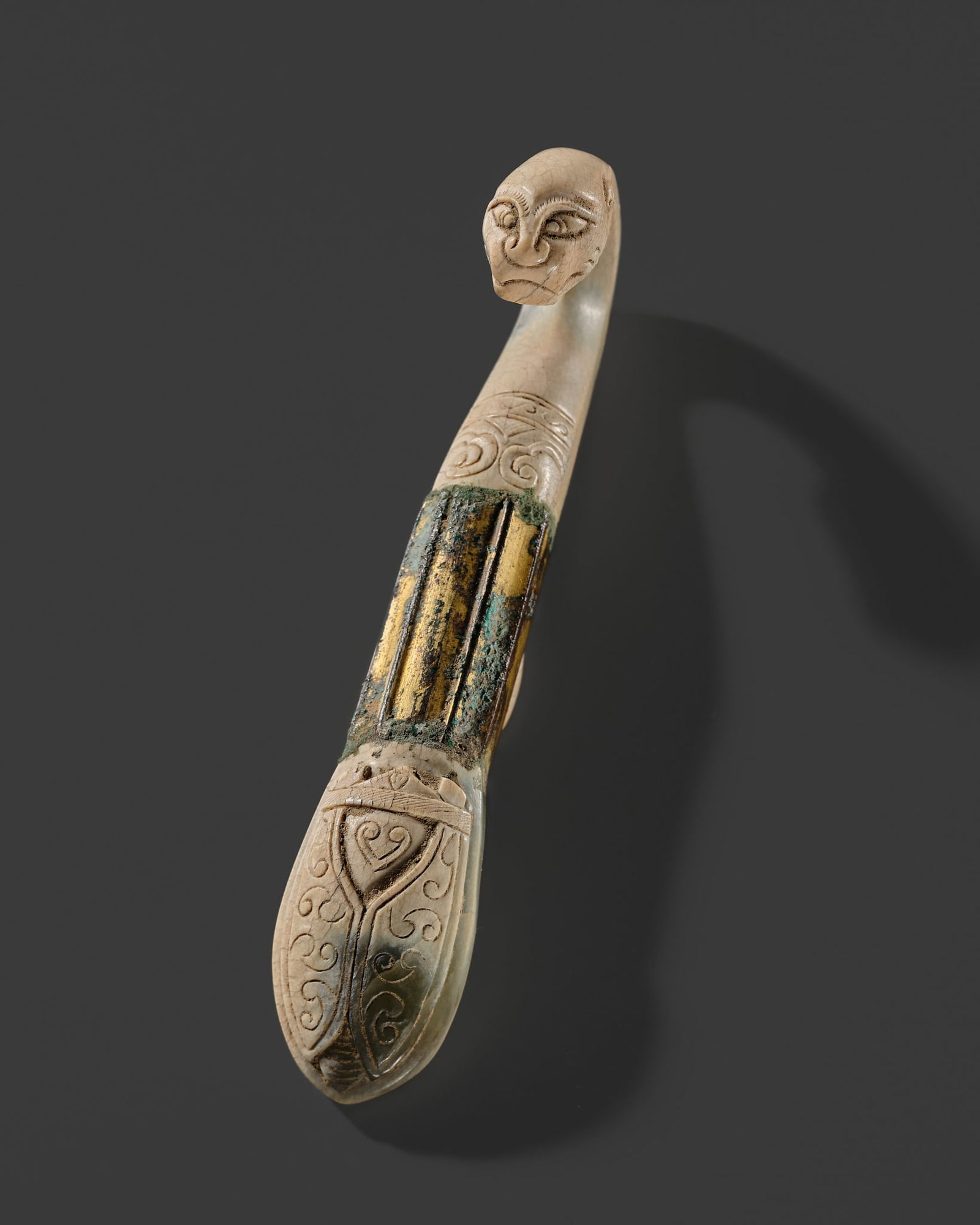 A VERY RARE JADE AND GILT-BRONZE BELT HOOK, EASTERN ZHOU DYNASTY: A VERY RARE JADE AND GILT-BRONZE BELT HOOK, EASTERN ZHOU DYNASTY Published: Jean-Paul Desroches (ed.) et al, Two Americans in Paris: A Quest for Asian Art, Paris, 2016, p. 74, no. 162.<