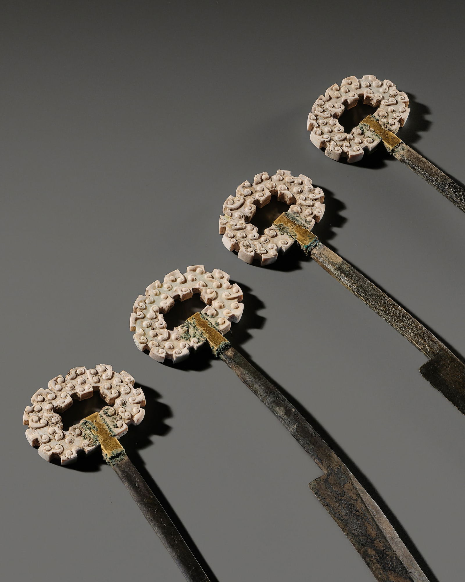 A SET OF FOUR EXCEEDINGLY RARE BRONZE KNIVES WITH JADE POMMELS, EASTERN ZHOU DYNASTY (1 of 12)